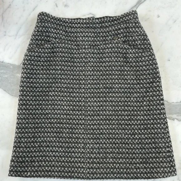 CHANEL VINTAGE wool skirt w silk lining. Size 44. Fits 8/10